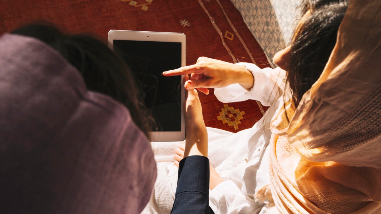 muslim-women-using-tablet